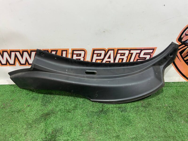 T4K5228 Jaguar I-Pace (2018-) Rear Left Arch Molding Used cost 130 € in stock 7 pcs.