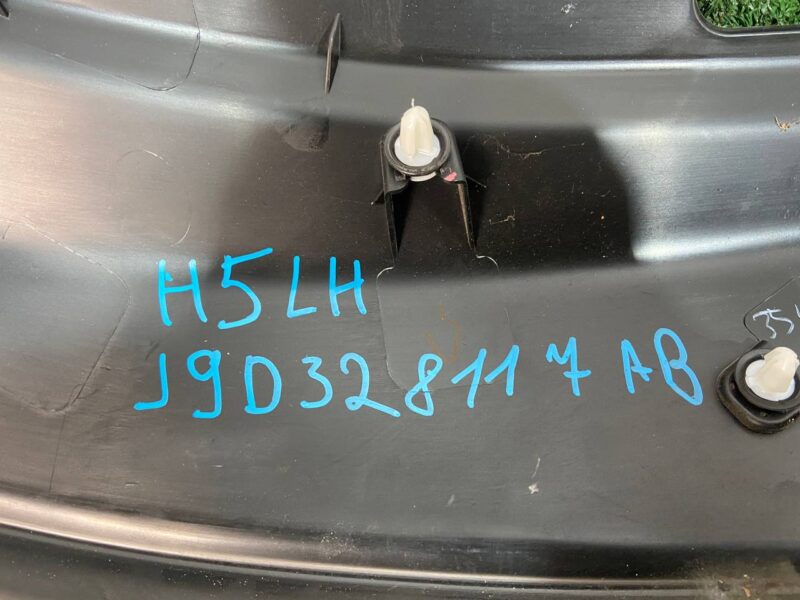 T4K5228 Jaguar I-Pace (2018-) Rear Left Arch Molding Used cost 130 € in stock 7 pcs.