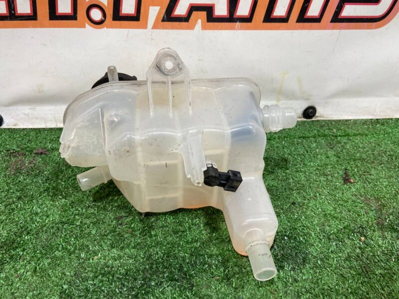 T4K9050 Used JAGUAR I-PACE expansion tank cost 60 € in stock 4 pcs.