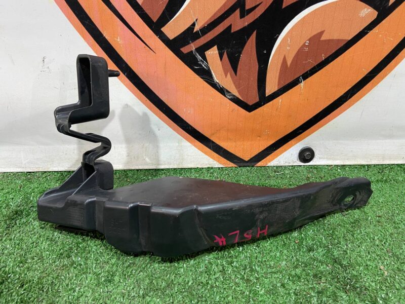 T4K9888 Left Bumper Mounting Bracket Jaguar I-Pace X590 (2018-) Used cost 15 € in stock 5 pcs.