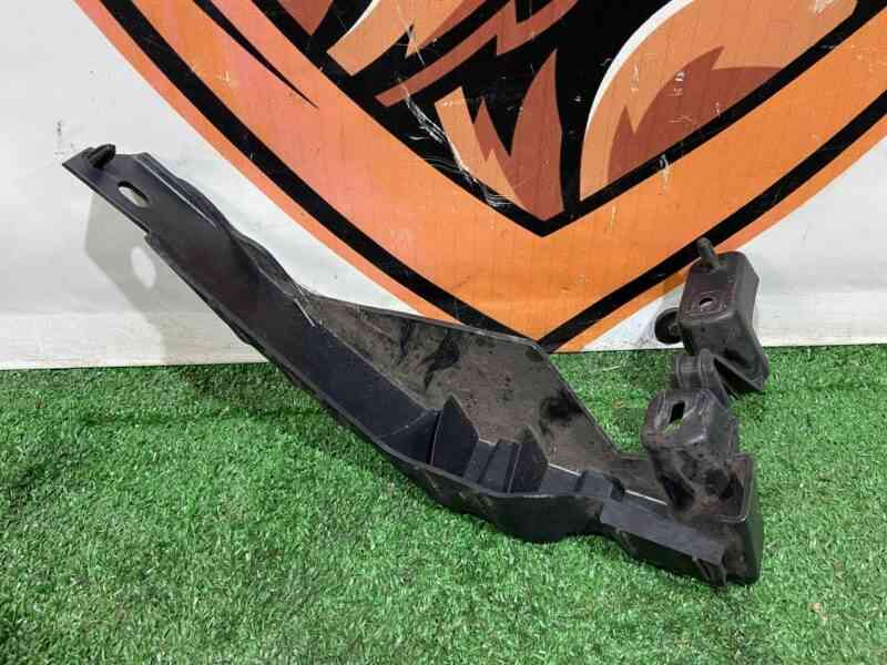 T4K9888 Left Bumper Mounting Bracket Jaguar I-Pace X590 (2018-) Used cost 15 € in stock 5 pcs.