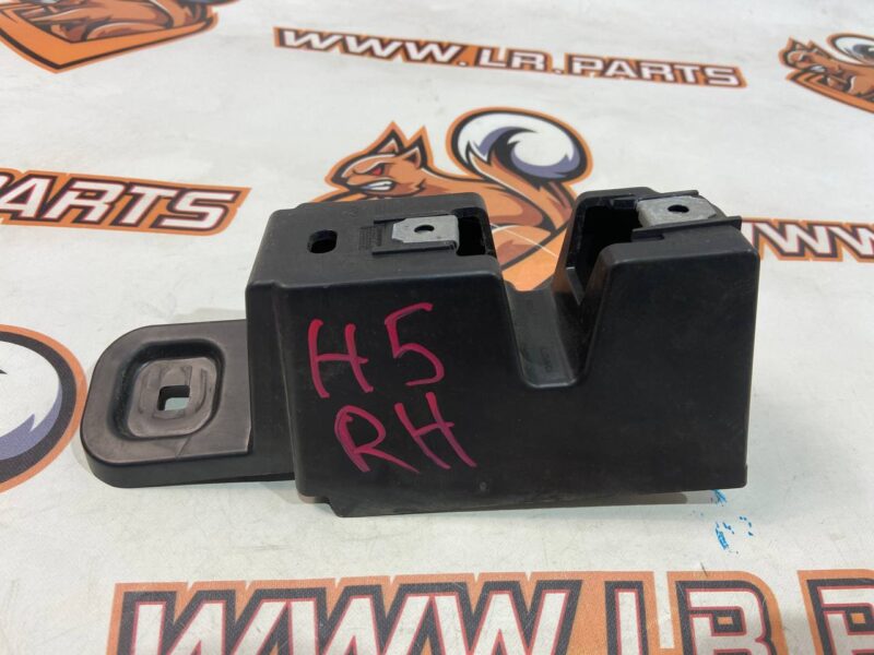 T4K9889 Rear bumper mounting bracket right Jaguar I-Pace X590 (2018-) Used cost 52 € in stock 7 pcs.