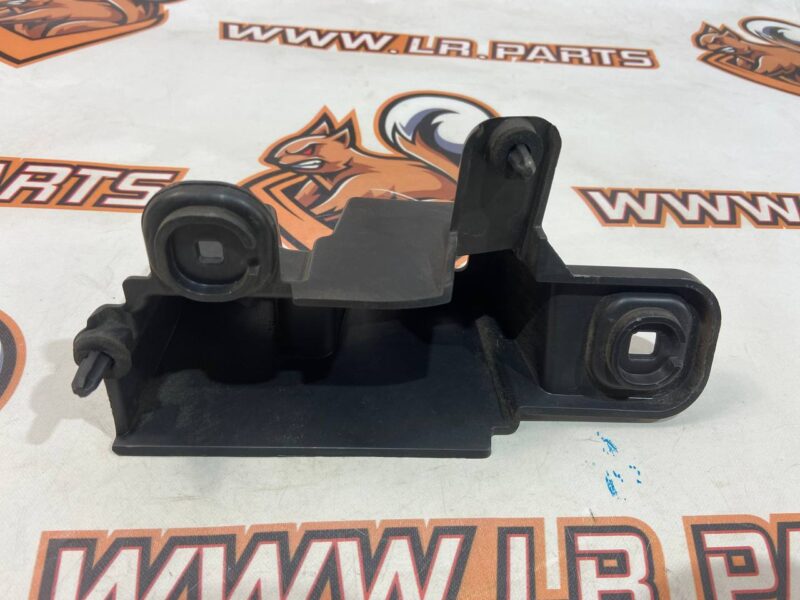 T4K9889 Rear bumper mounting bracket right Jaguar I-Pace X590 (2018-) Used cost 52 € in stock 7 pcs.
