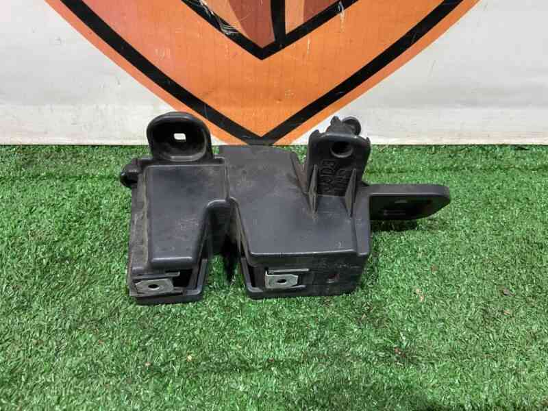 T4K9890 Rear bumper mounting bracket left Jaguar I-Pace X590 (2018-) Used cost 25 € in stock 5 pcs.
