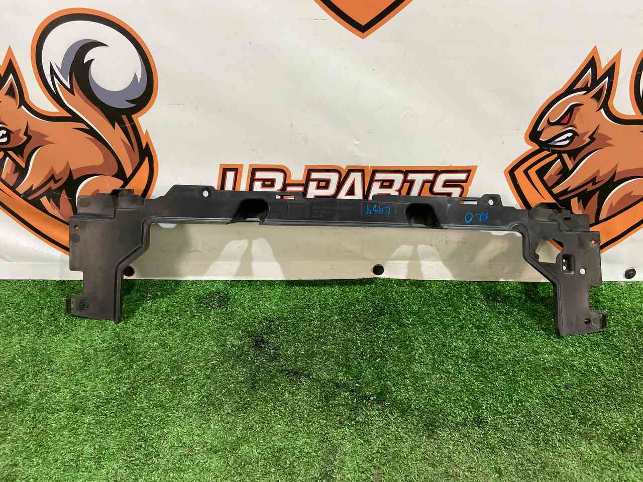 LR101104 Radiator mounting bracket upper RANGE ROVER SPORT L494 13- Used cost 40 € in stock 1 pcs.