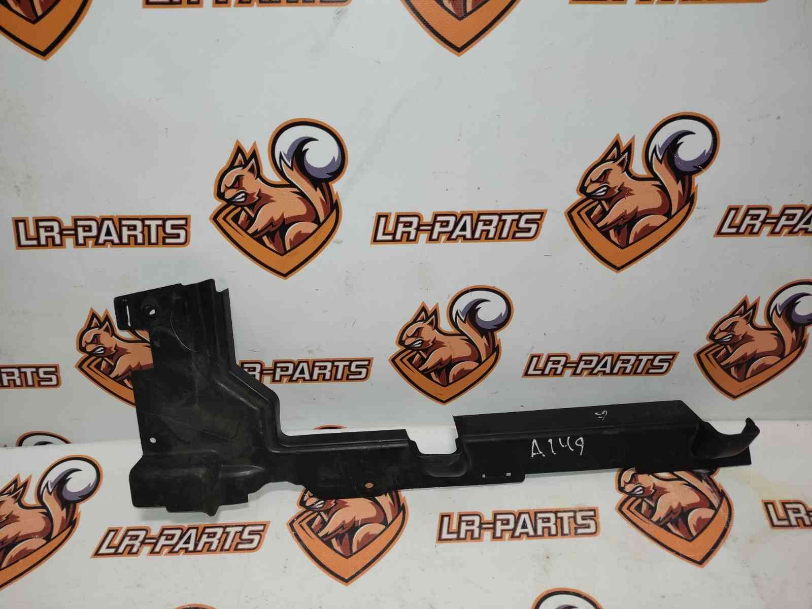 LR101104 Radiator mounting bracket upper RANGE ROVER SPORT L494 13- Used cost 40 € in stock 1 pcs.