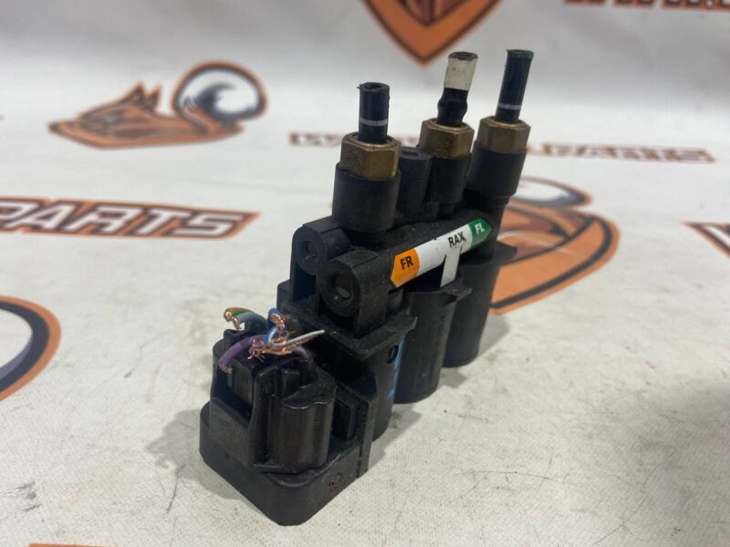LR070245 Front air suspension valve block Range Rover L405 (2013-2021) USED cost 80 € in stock 17 pcs.