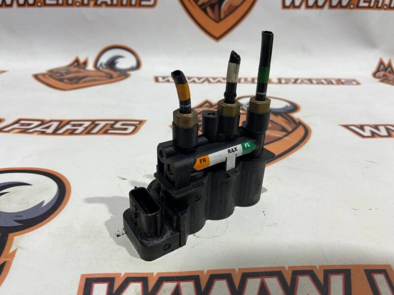 LR070245 Front air suspension valve block Range Rover L405 (2013-2021) USED - Image 19