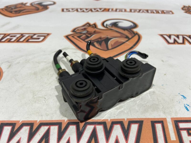 LR070245 Front air suspension valve block Range Rover L405 (2013-2021) USED - Image 22