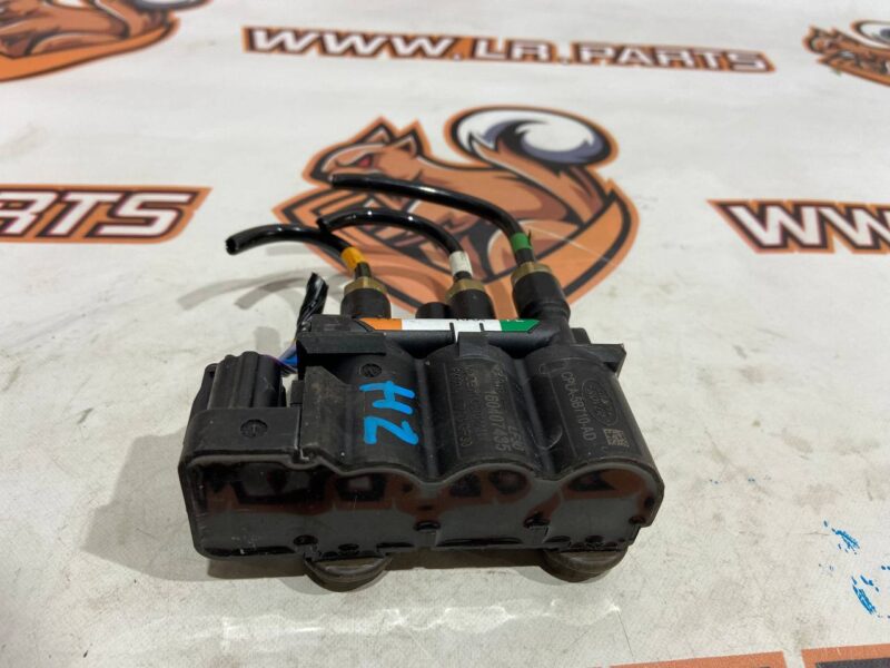 LR070245 Front air suspension valve block Range Rover L405 (2013-2021) USED - Image 24