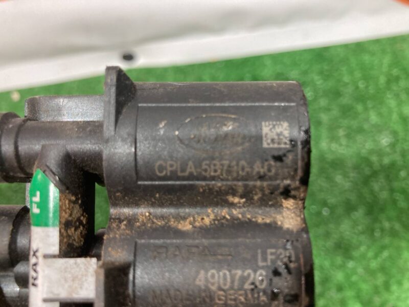 LR070245 Front air suspension valve block Range Rover L405 (2013-2021) USED cost 80 € in stock 17 pcs.