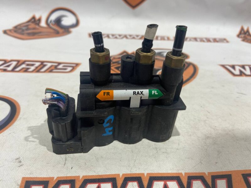 LR070245 Front air suspension valve block Range Rover L405 (2013-2021) USED cost 80 € in stock 17 pcs.