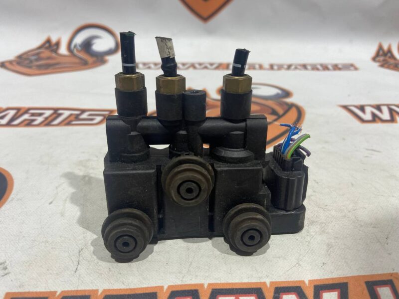 LR070245 Front air suspension valve block Range Rover L405 (2013-2021) USED cost 80 € in stock 17 pcs.