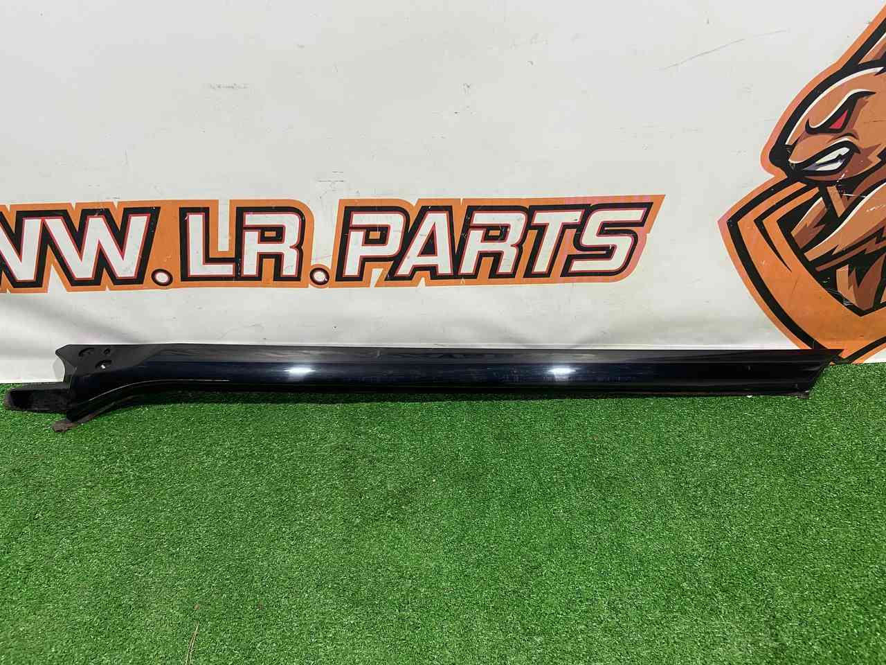LR076514 Right windshield pillar cover for Range Rover Sport L494 (2014-2022) Used cost 60 € in stock 1 pcs.
