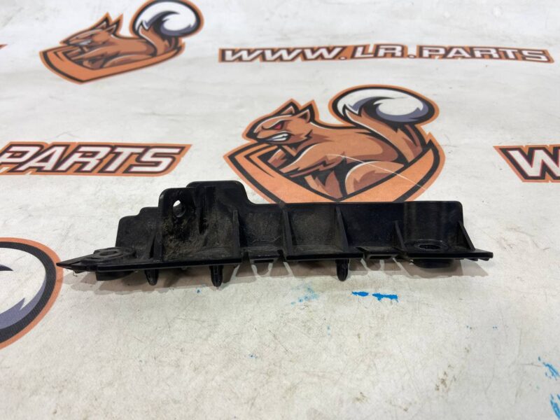 LR076777 Front bumper mounting bracket left Range Rover Sport L494 (2014-2022) Used cost 7 € in stock 1 pcs.