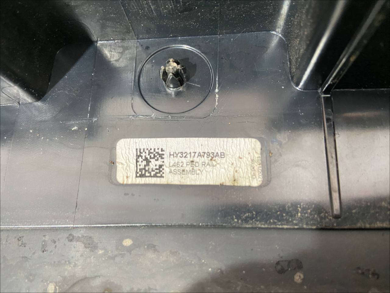 LR083117 Front bumper mounting bracket Land Rover Discovery 5 L462 (2017-) used - Image 16