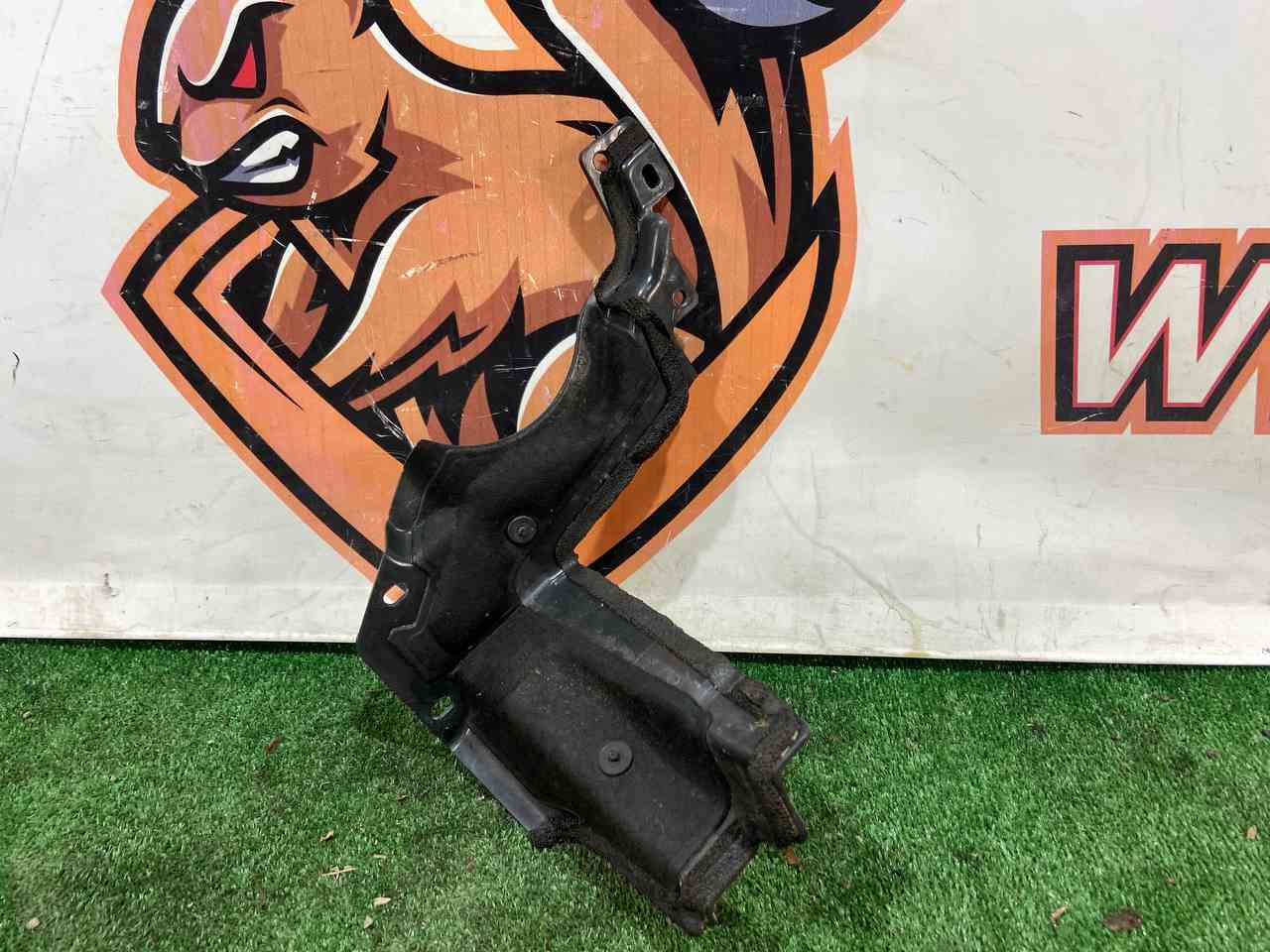 LR083234 Left side engine compartment insulator for Land Rover Discovery 5 L462 (2017-) Used cost 65 € in stock 1 pcs.