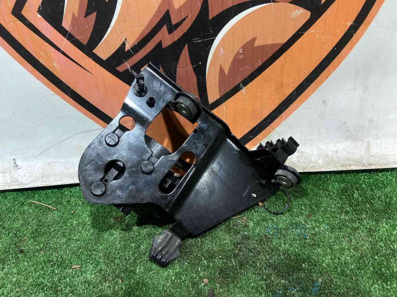 LR084459 Fuel filter bracket 3.0TD RANGE ROVER SPORT L494 13- Used cost 100 € in stock 2 pcs.