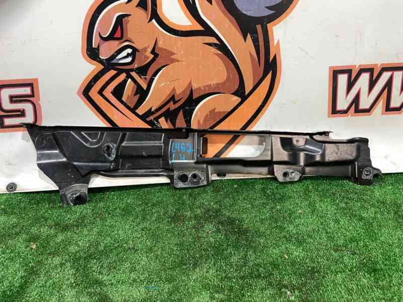 LR105083 Wing mounting bracket upper left LAND ROVER DISCOVERY 5 Used cost 57 € in stock 2 pcs.