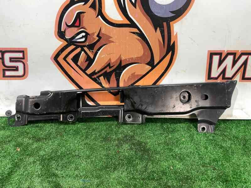 LR105083 Wing mounting bracket upper left LAND ROVER DISCOVERY 5 Used cost 57 € in stock 2 pcs.