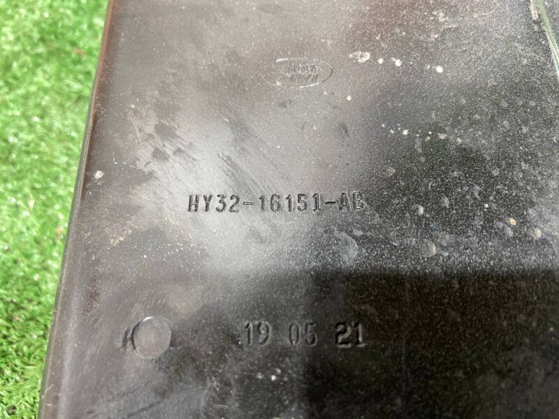 LR105083 Wing mounting bracket upper left LAND ROVER DISCOVERY 5 Used cost 57 € in stock 2 pcs.