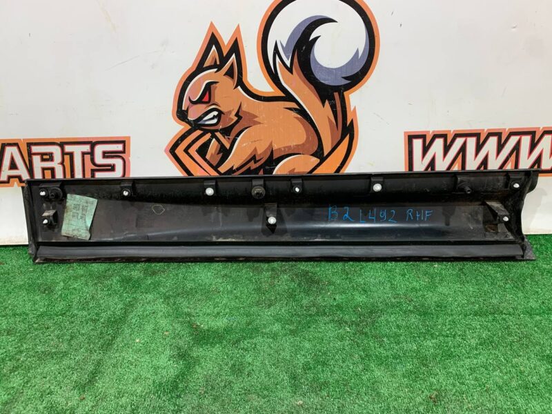 LR125985 Front right door molding RANGE ROVER SPORT L494 13- Used cost 50 € in stock 1 pcs.