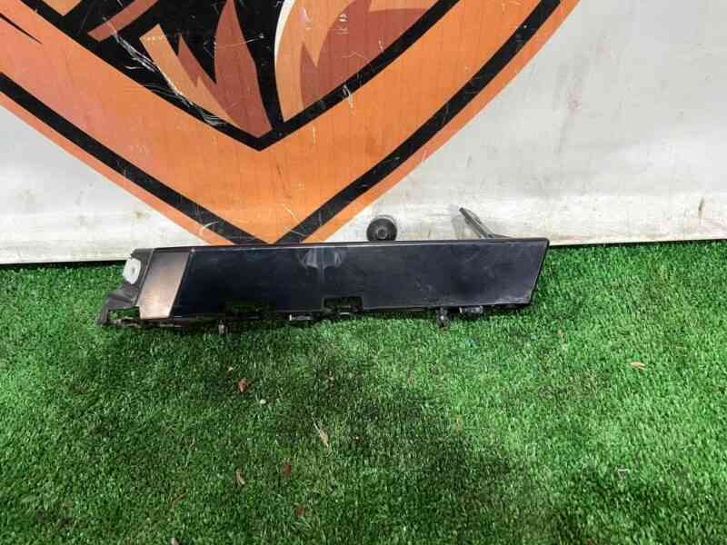 LR129882 Bumper mounting bracket left Land Rover Discovery 5 Used cost 13,85 € in stock 1 pcs.