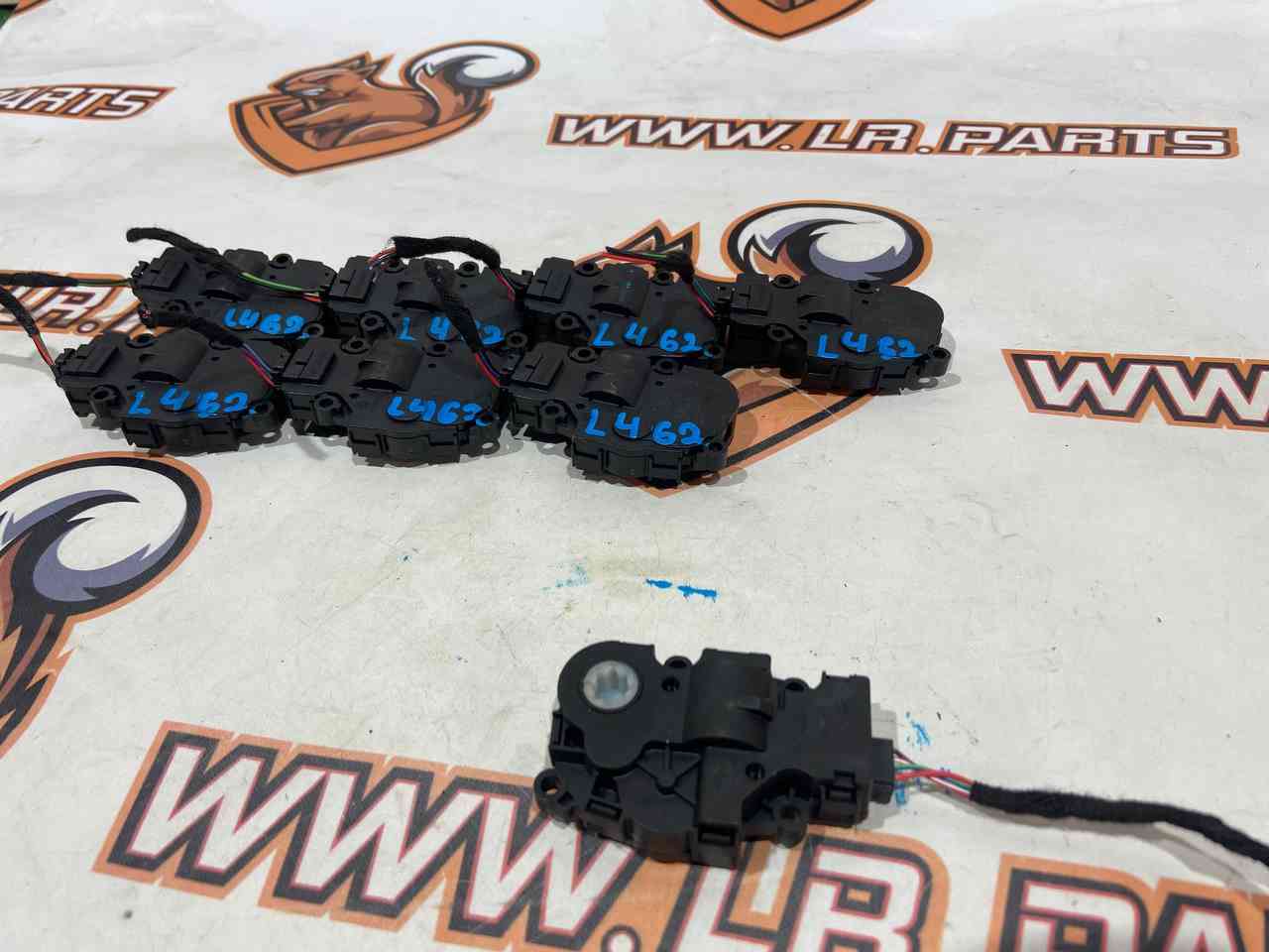 LR131060 Set of heater motors 8 pcs Land Rover Discovery 5 L462 (2017-) Used cost 200 € in stock 1 pcs.