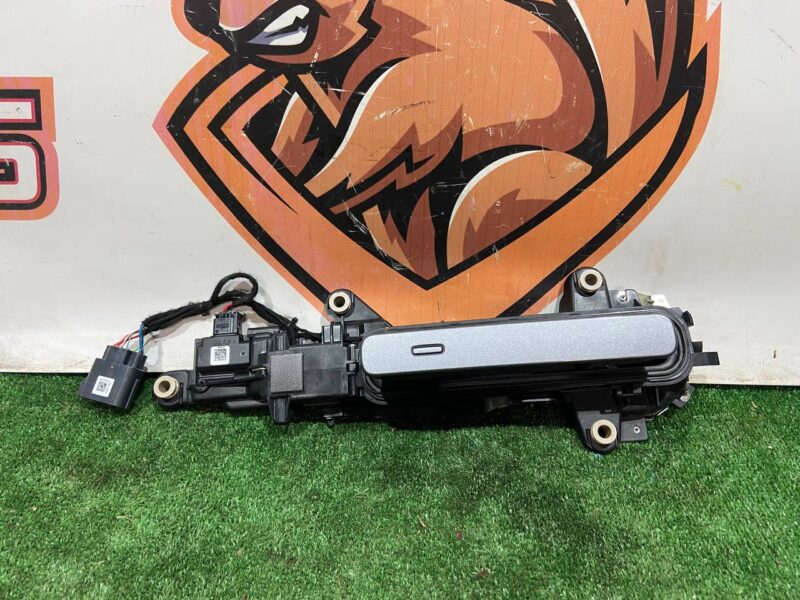 LR135300 The door handle is front right Range Rover Velar L560 (2018-) used cost 90 € in stock 2 pcs.