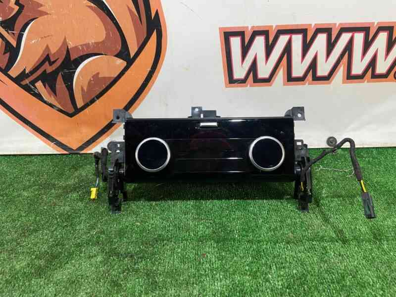 LR141843 Heater control unit with bracket Land Rover Discovery 5 L462 (2017-) USED cost 250 € in stock 1 pcs.