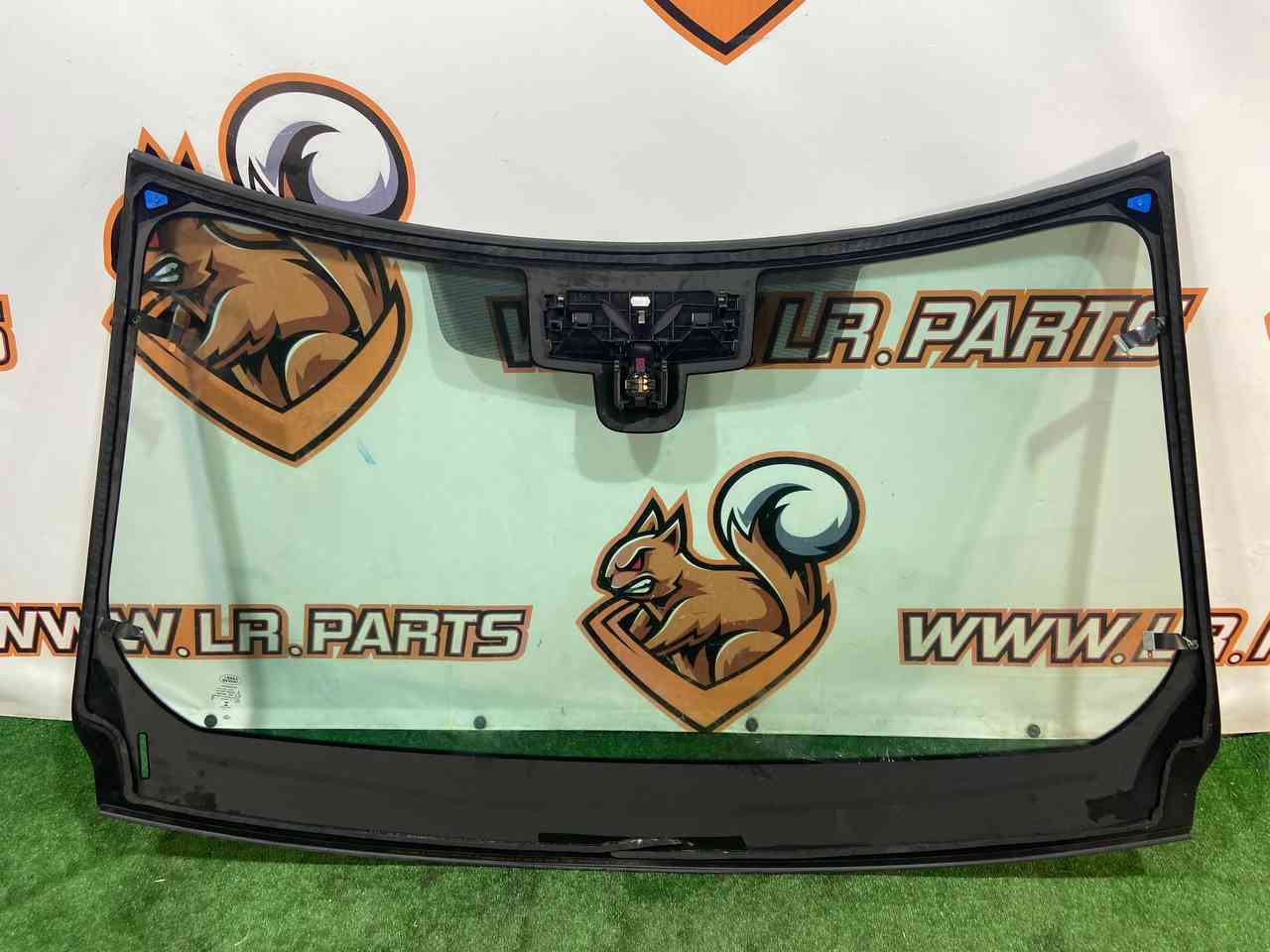 LR142815 Windshield glass Range Rover Velar L560 (2018-) used cost € in stock 1 pcs.
