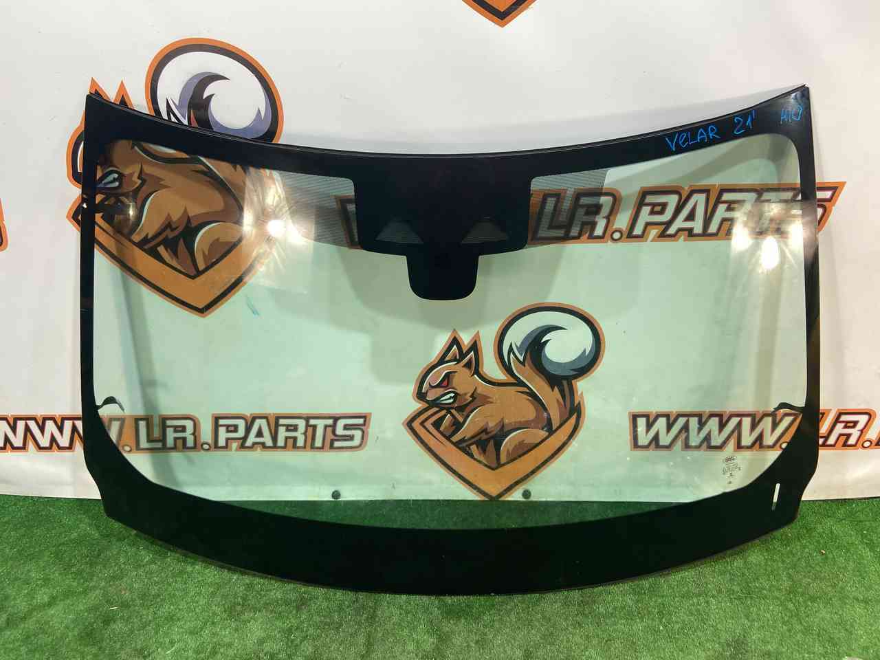 LR142815 Windshield glass Range Rover Velar L560 (2018-) used cost € in stock 1 pcs.