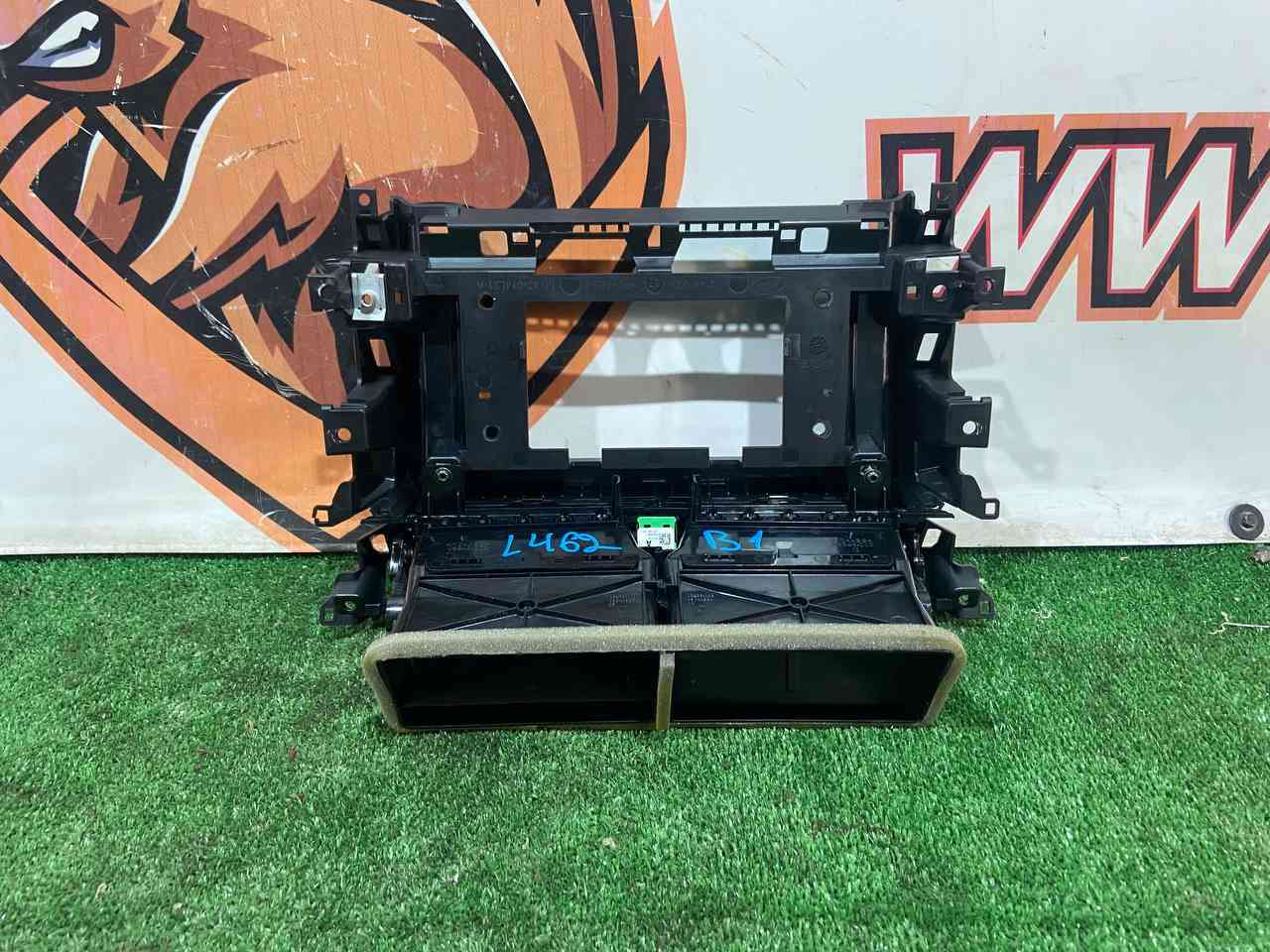 LR143221 Front central air vent Land Rover Discovery 5 L462 (2017-) used cost € in stock 1 pcs.