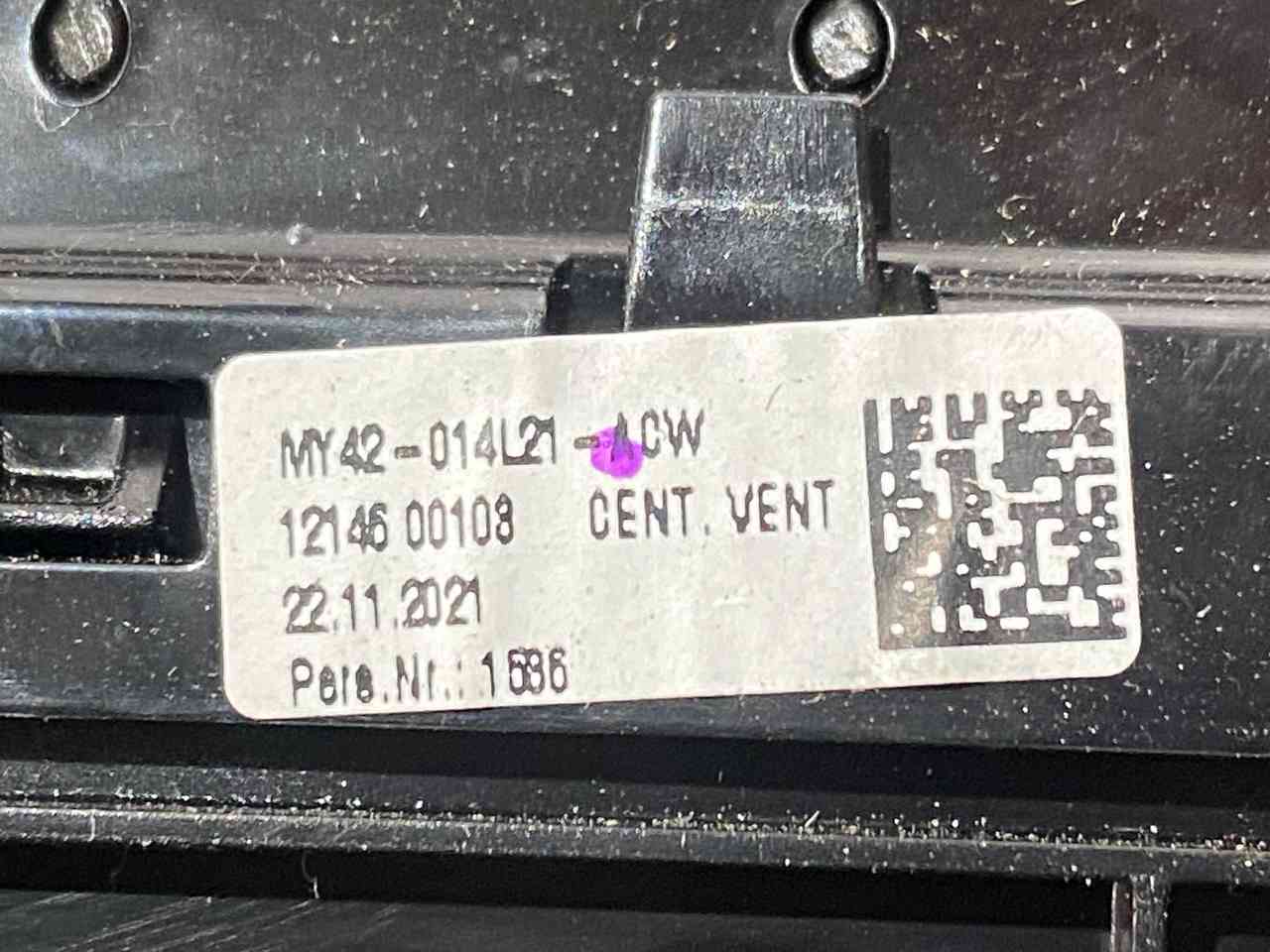 LR143221 Front central air vent Land Rover Discovery 5 L462 (2017-) used cost € in stock 1 pcs.