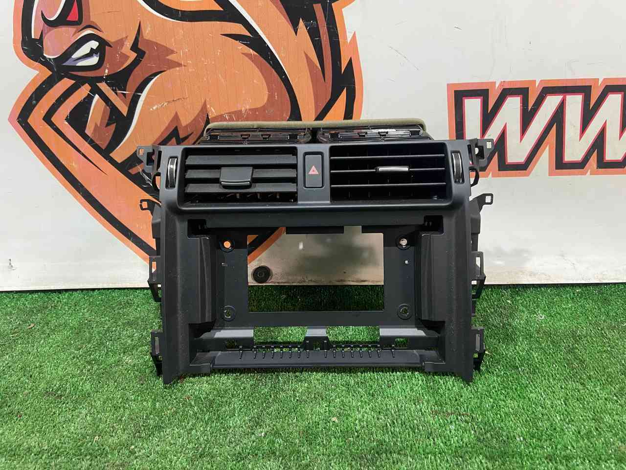 LR143221 Front central air vent Land Rover Discovery 5 L462 (2017-) used cost € in stock 1 pcs.