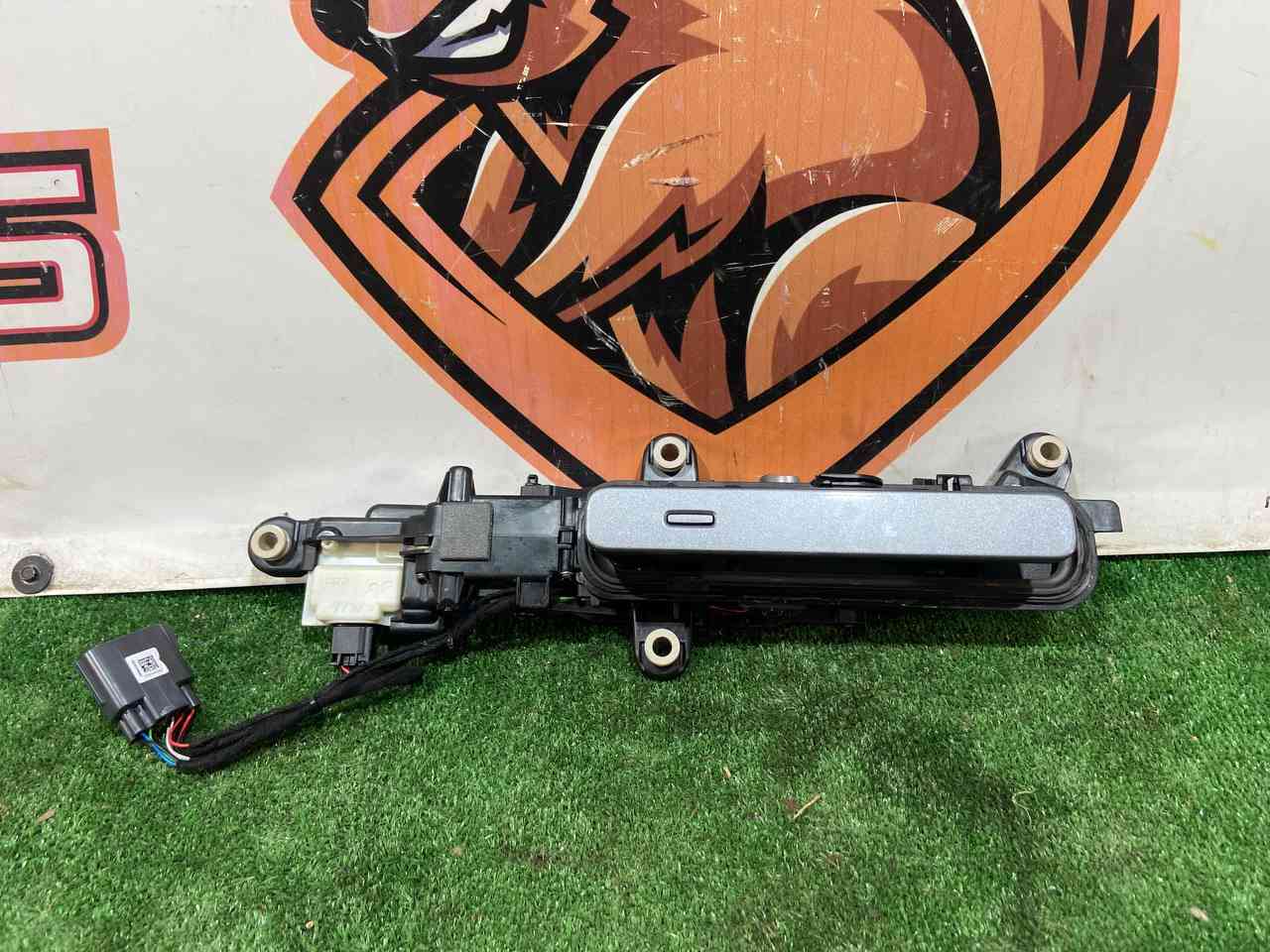 LR178960 Door handle outer rear left Range Rover Velar L560 (2018-) Used cost 90 € in stock 1 pcs.