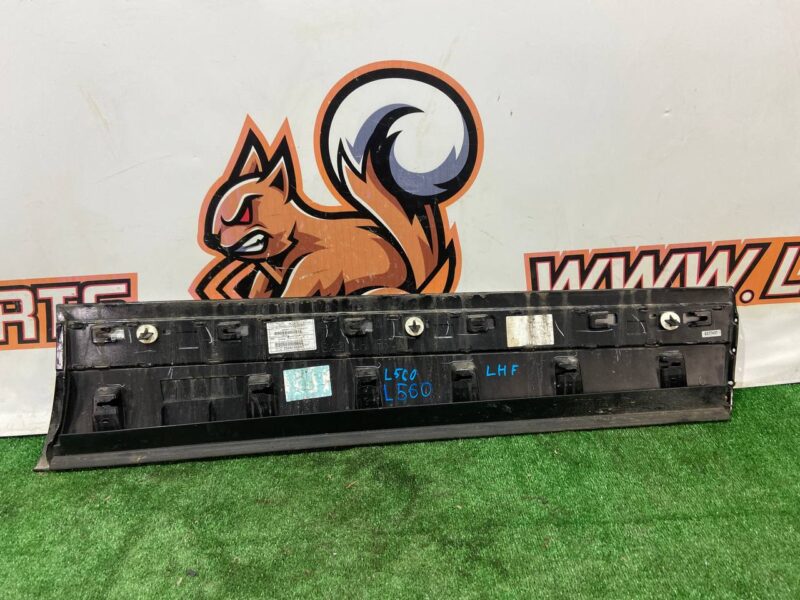 LR146633 Front left door molding Range Rover Velar L560 (2018-) USED cost 90 € in stock 6 pcs.