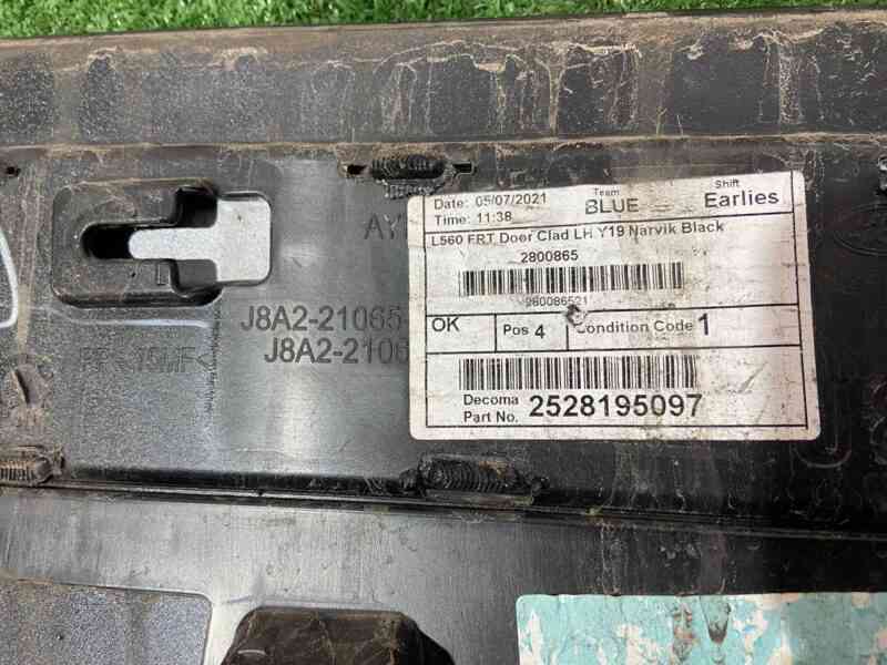 LR146633 Front left door molding Range Rover Velar L560 (2018-) USED cost 90 € in stock 6 pcs.