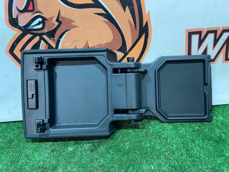 LR156108 Armrest Land Rover Discovery 5 L462 (2017-) Used cost 80 € in stock 1 pcs.