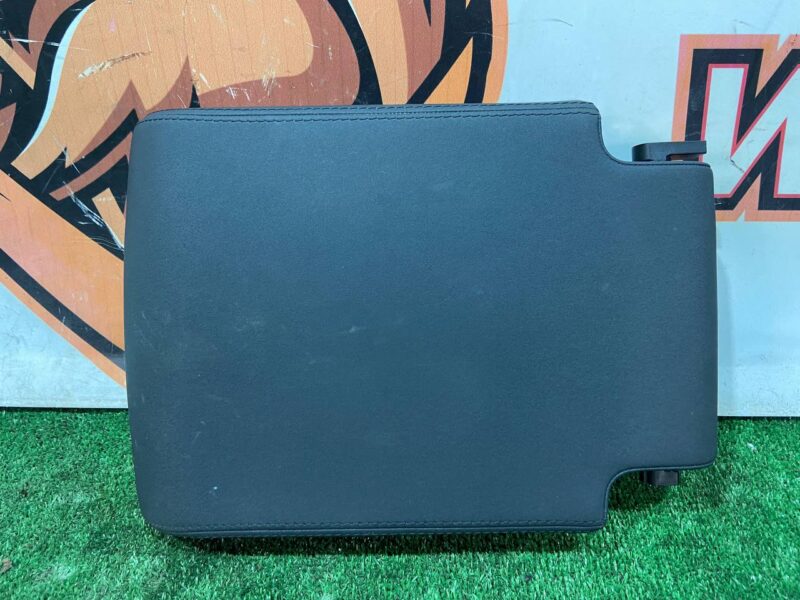 LR156108 Armrest Land Rover Discovery 5 L462 (2017-) Used cost 80 € in stock 1 pcs.