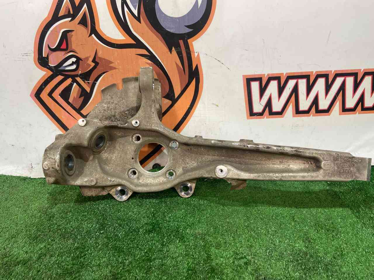 LR162784 Steering knuckle (pin) front right Land Rover Discovery 5 L462 (2017-) used cost € in stock 1 pcs.