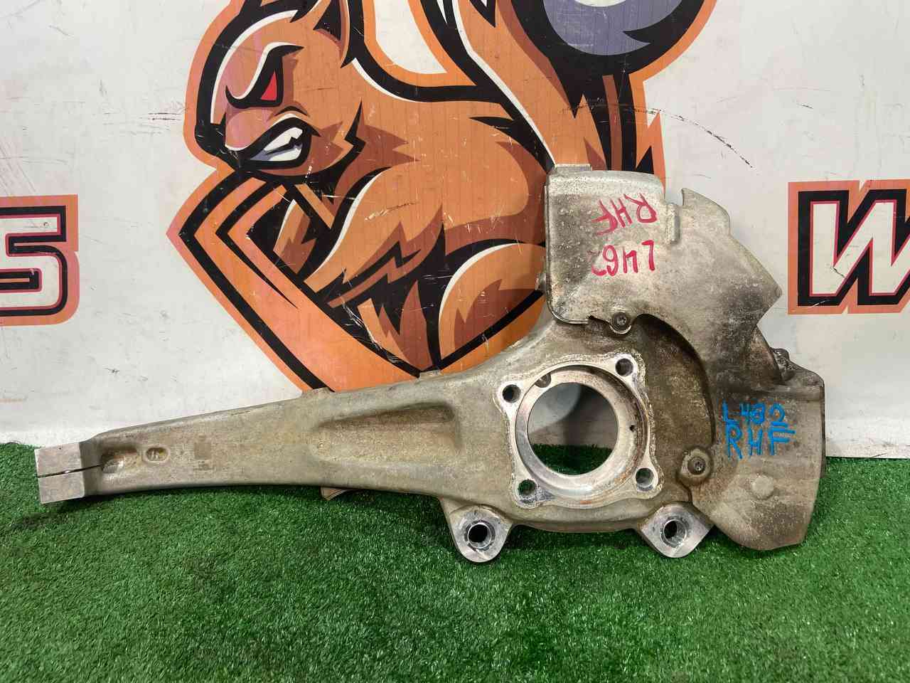 LR162784 Steering knuckle (pin) front right Land Rover Discovery 5 L462 (2017-) used cost € in stock 1 pcs.