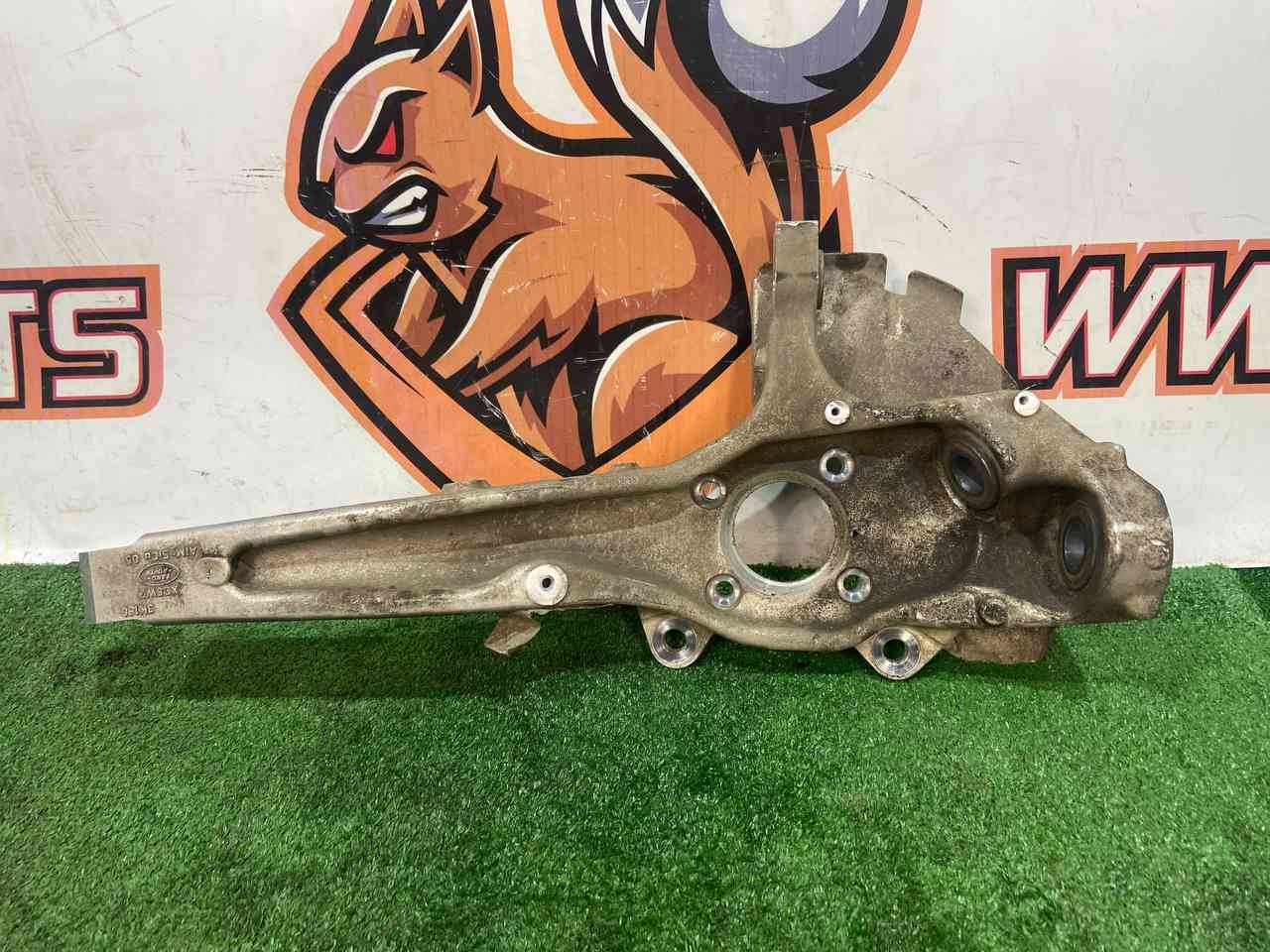 LR162785 Steering knuckle (pin) front left Land Rover Discovery 5 L462 (2017-) used cost 500 € in stock 1 pcs.