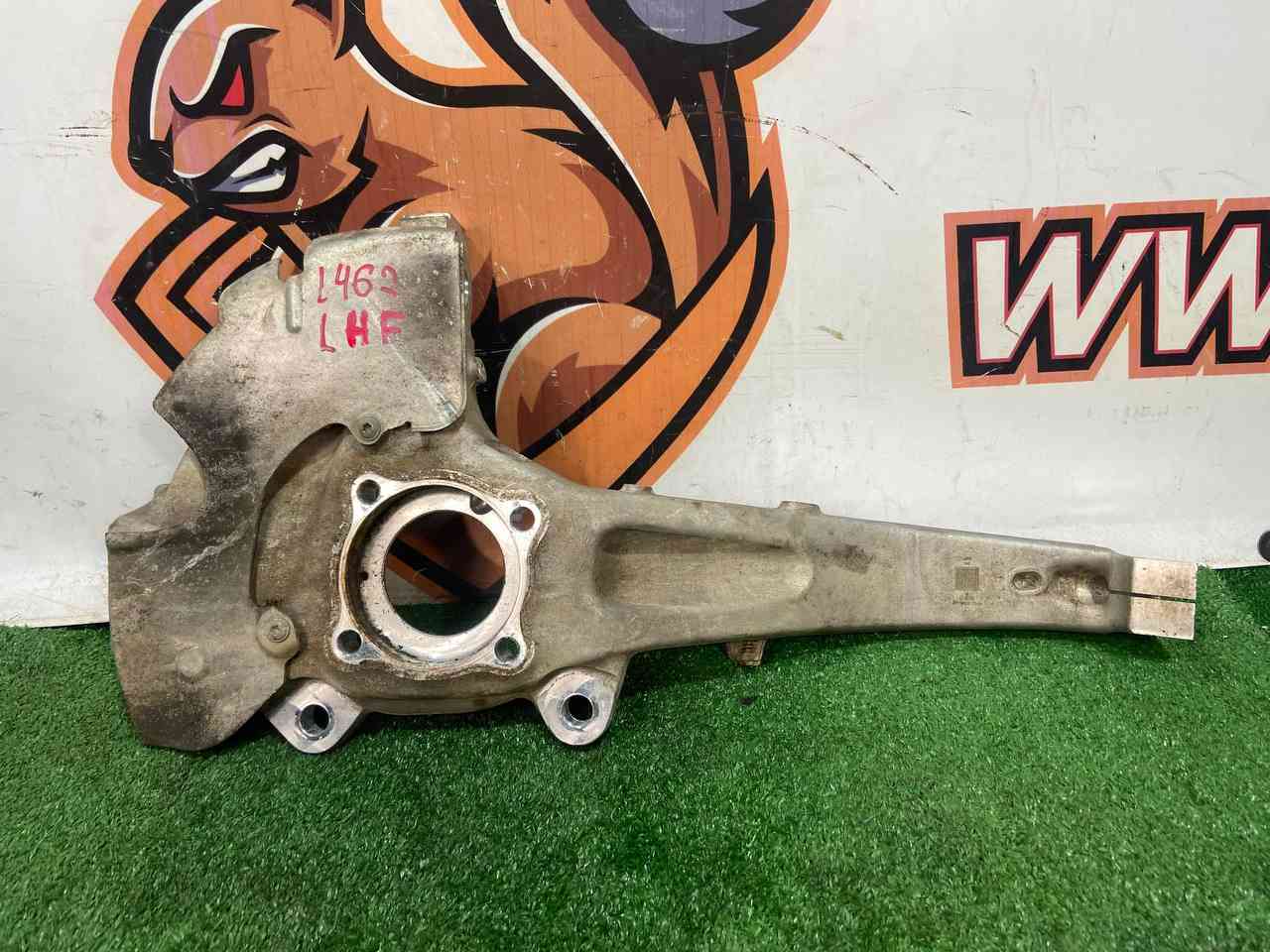 LR162785 Steering knuckle (pin) front left Land Rover Discovery 5 L462 (2017-) used cost 500 € in stock 1 pcs.