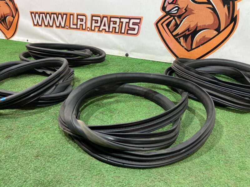 LR058544 Used Land Rover Discovery Sport L550 (2015-) door seal kit cost 200 € in stock 1 pcs.