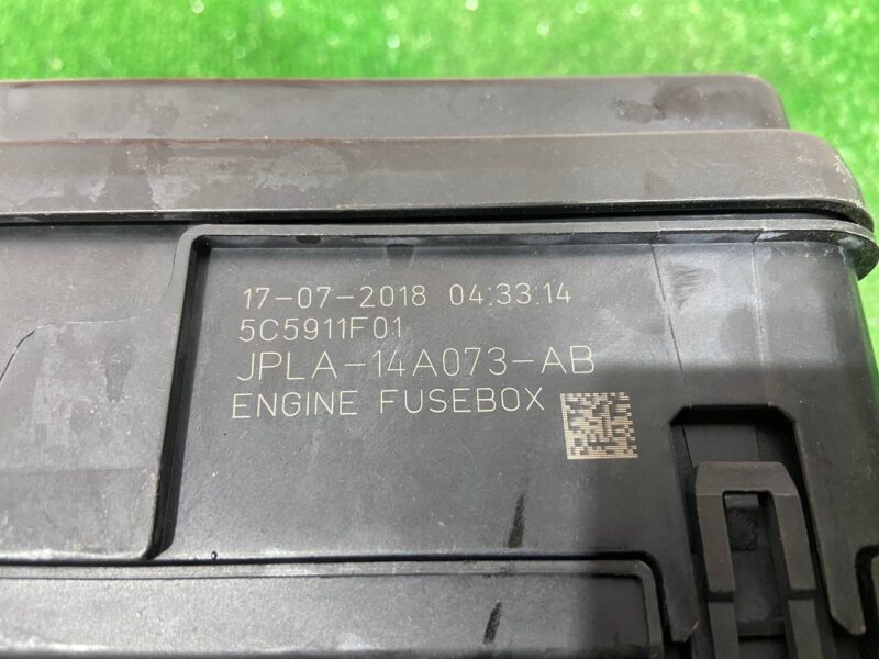 LR098963 Engine compartment fuse box Land Rover Discovery 5 L462 (2017-) Used - Image 12