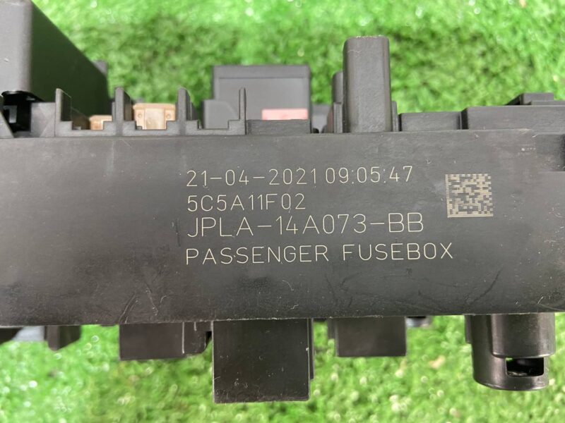 LR098969 Fuse Box Land Rover Discovery 5 L462 (2017-) Used cost 155 € in stock 4 pcs.
