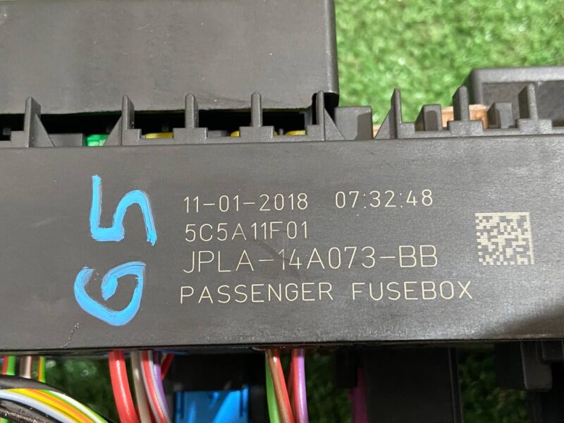 LR098969 Fuse Box Land Rover Discovery 5 L462 (2017-) Used cost 155 € in stock 4 pcs.