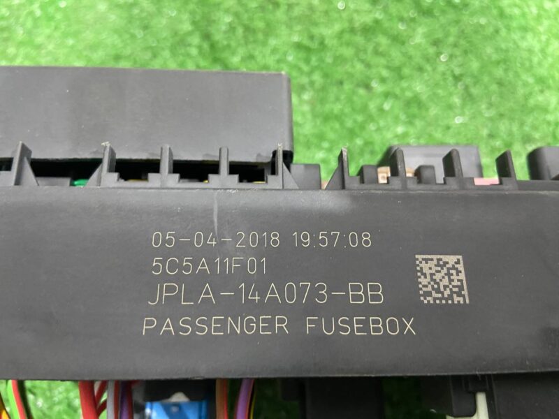 LR098969 Fuse Box Land Rover Discovery 5 L462 (2017-) Used - Image 14