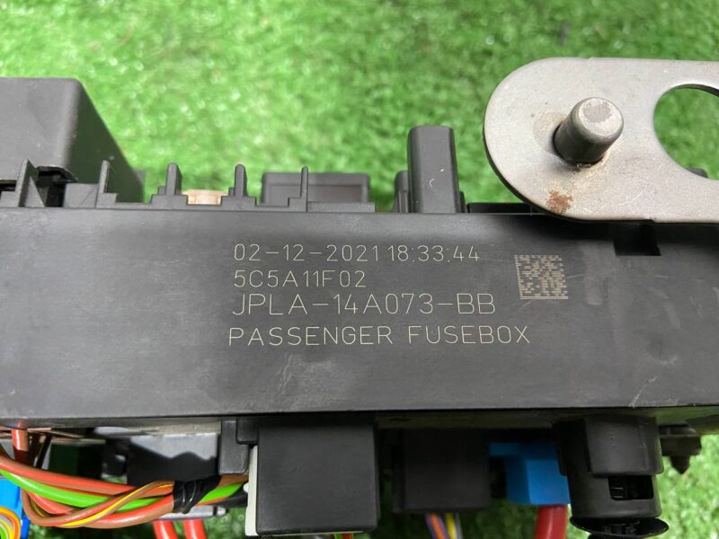 LR098969 Fuse Box Land Rover Discovery 5 L462 (2017-) Used - Image 17